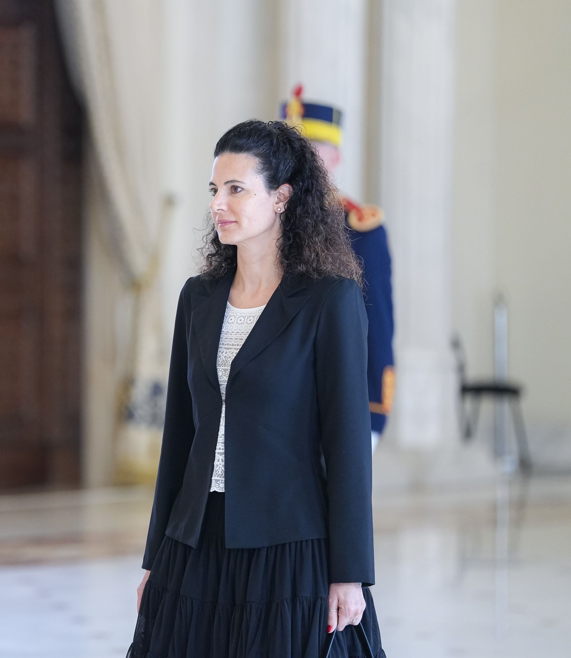 Doç. Dr. Aslı Altan — formal